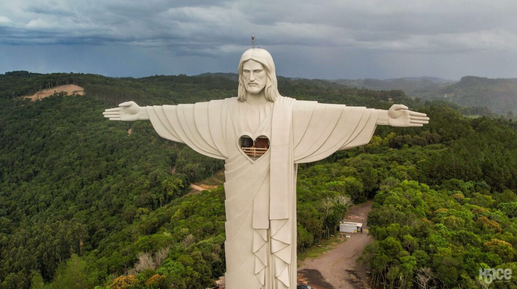 Христос Защитник фото статуи