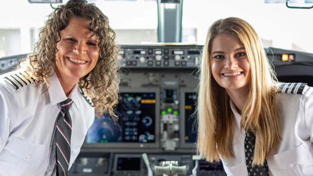 Дочь исполнила мечту и присоединилась к матери-пилоту