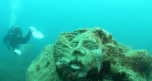 фото статуи под водой